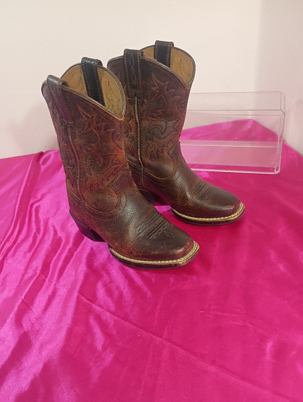 Ariat Kids SZ 9 Heritage Western Boots In Brown . Condition is Pre-owned - Good